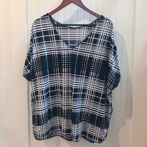 Stretchy B&W Geometric Patterned V-Neck Top